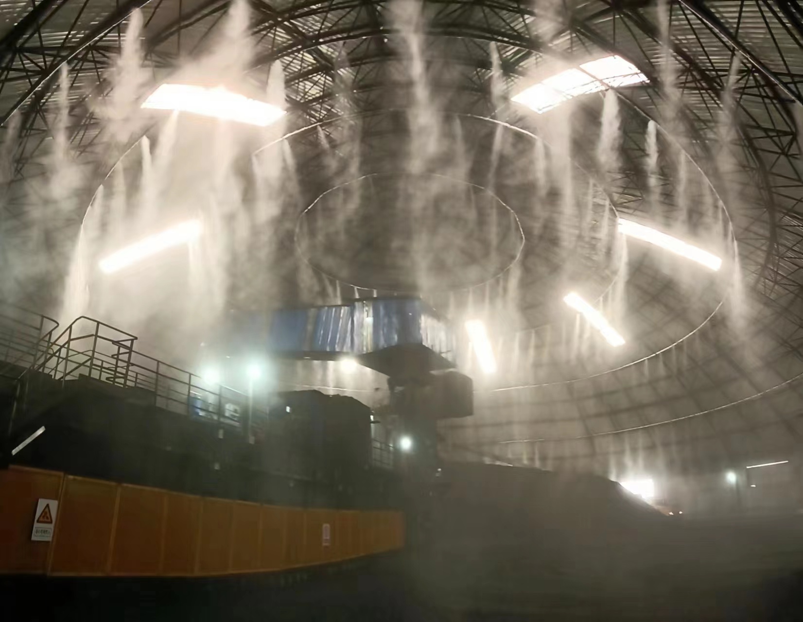 <b>煤棚喷雾降尘设备使用效果</b>